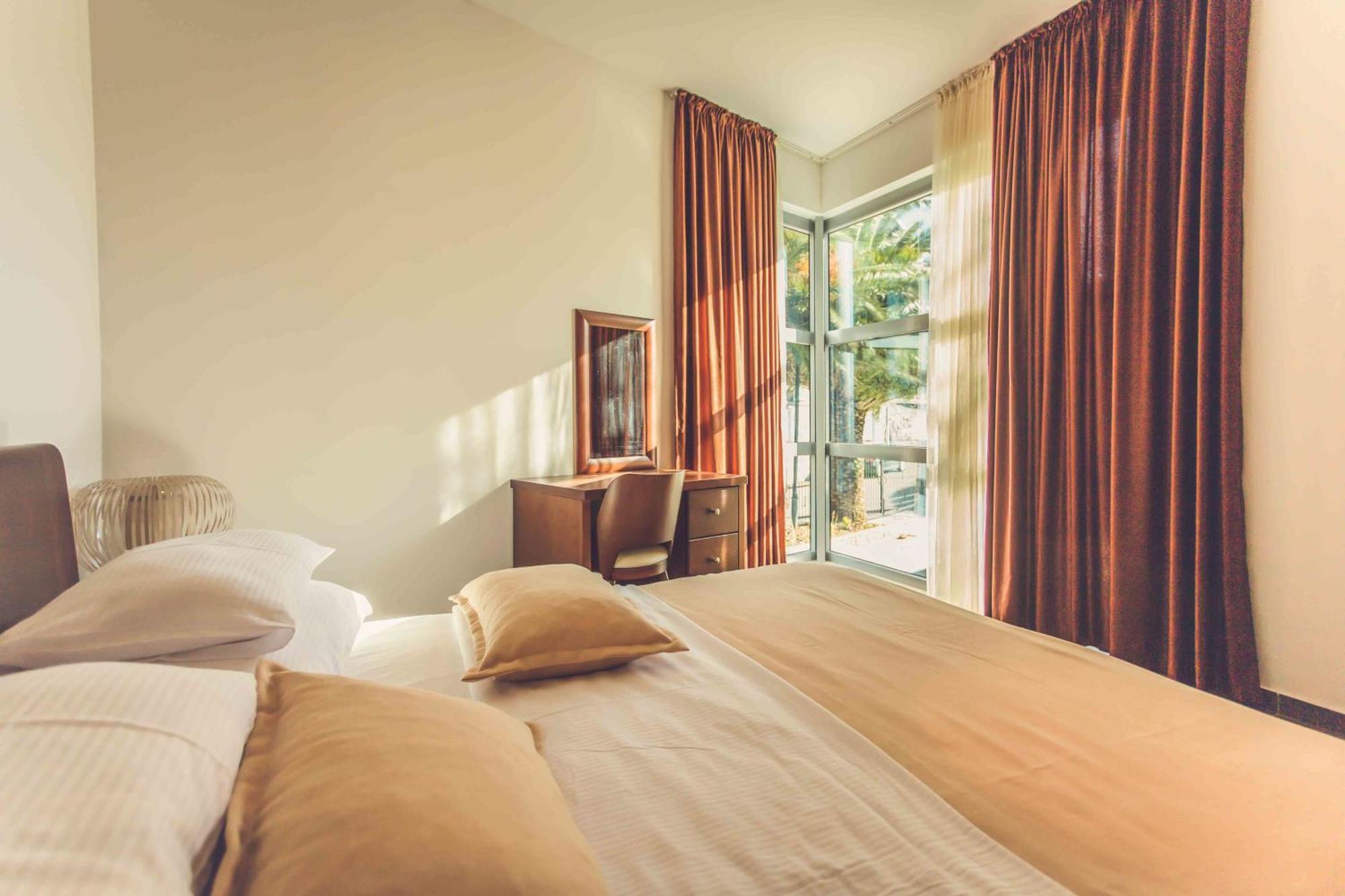 Love Live Hotel Sutomore Bilik gambar