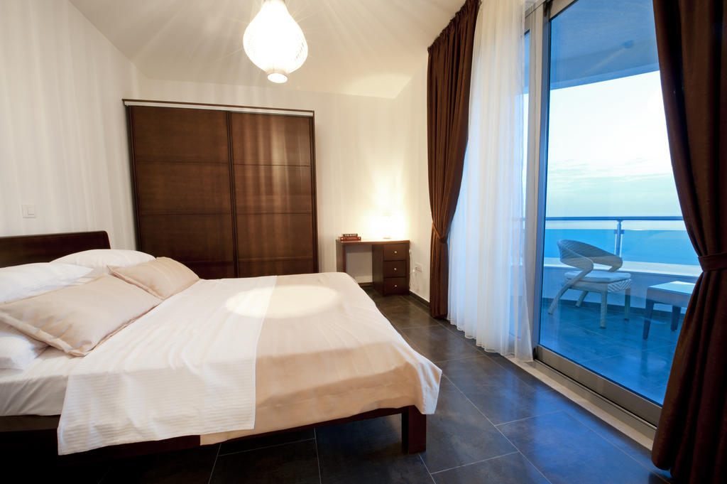 Love Live Hotel Sutomore Bilik gambar